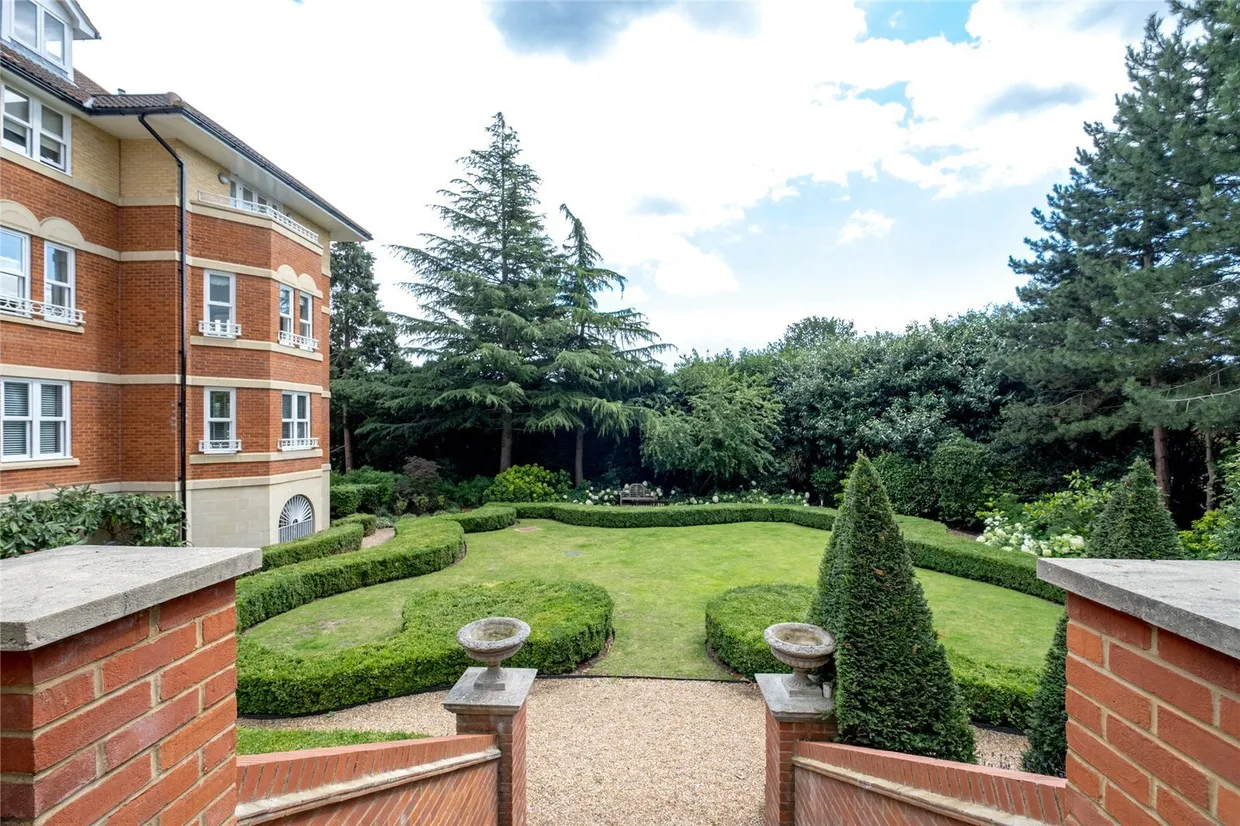 The Downs, London, SW20 photo 3