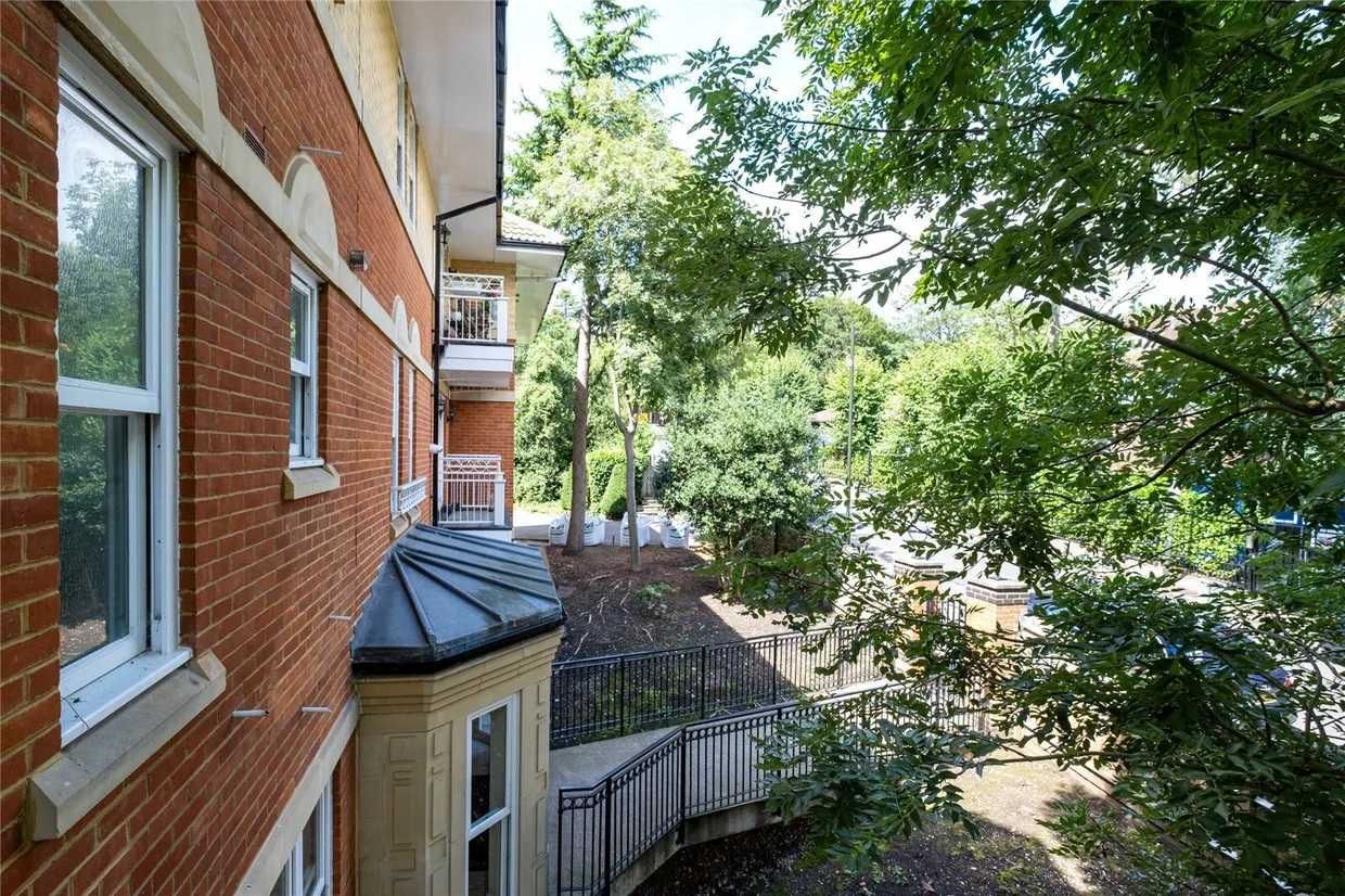 The Downs, London, SW20 photo 17