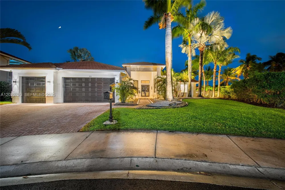 935 Gulfstream Ct, Weston, FL 33327