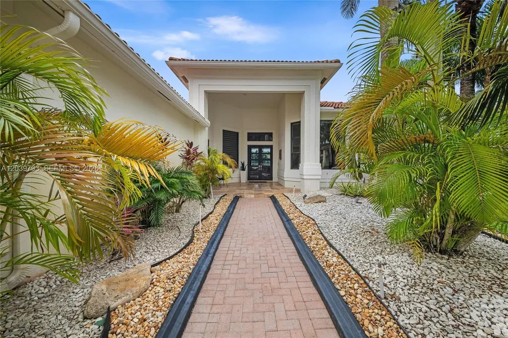 935 Gulfstream Ct, Weston, FL 33327