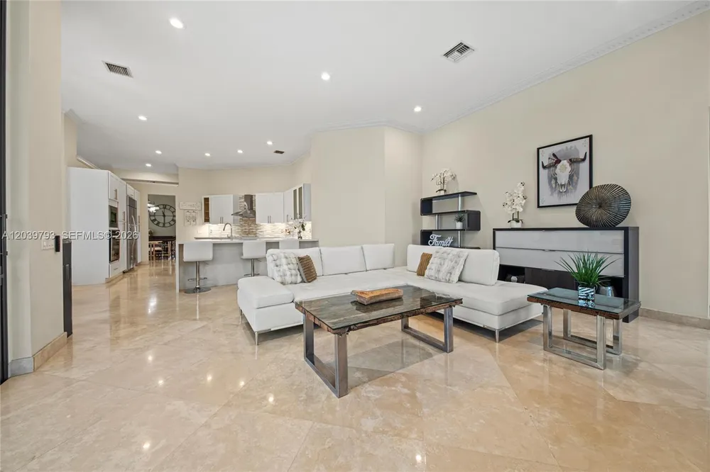935 Gulfstream Ct, Weston, FL 33327