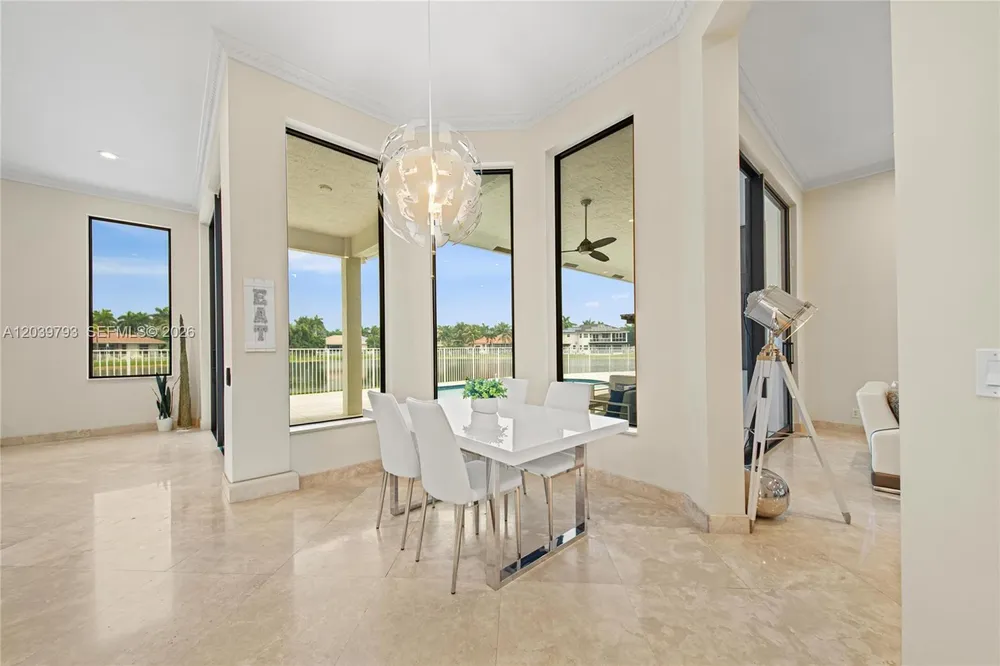 935 Gulfstream Ct, Weston, FL 33327