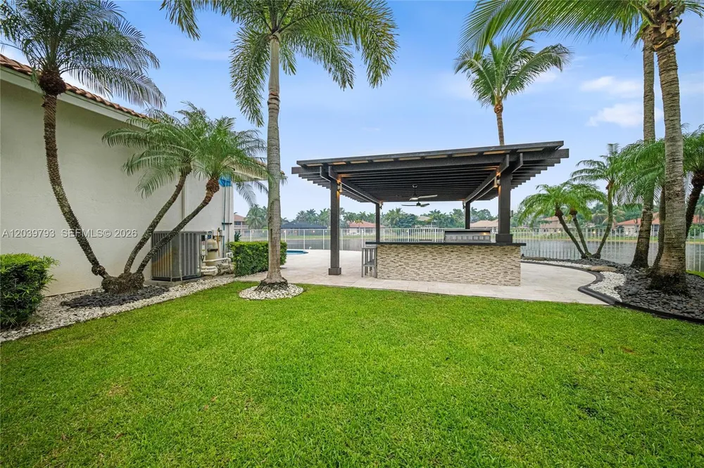 935 Gulfstream Ct, Weston, FL 33327