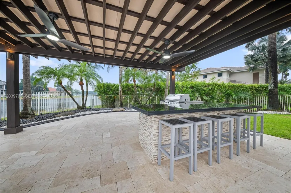 935 Gulfstream Ct, Weston, FL 33327