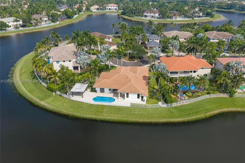 935 Gulfstream Ct, Weston, FL 33327