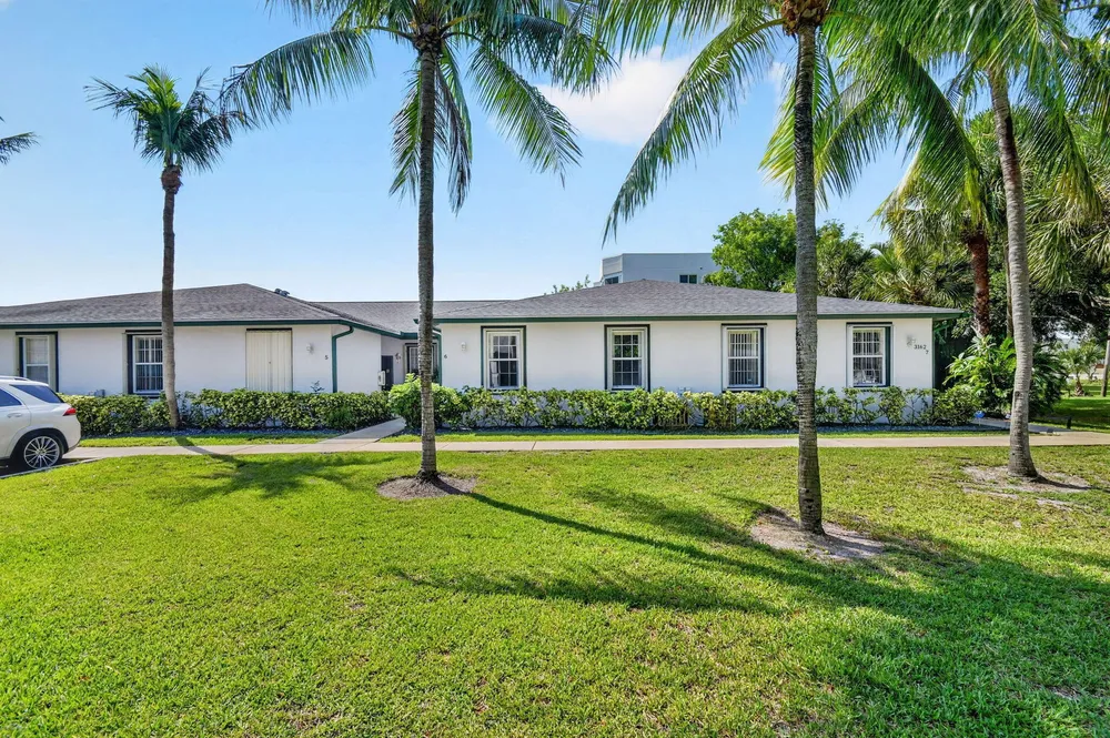 3162 Via Poinciana, Lake Worth, FL 33467