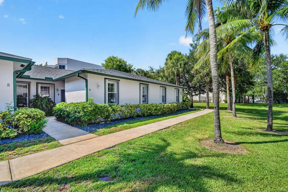 3162 Via Poinciana, Lake Worth, FL 33467