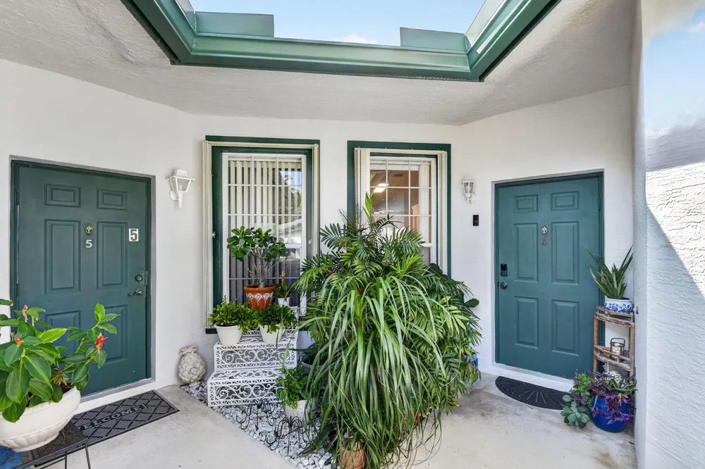 3162 Via Poinciana, Lake Worth, FL 33467