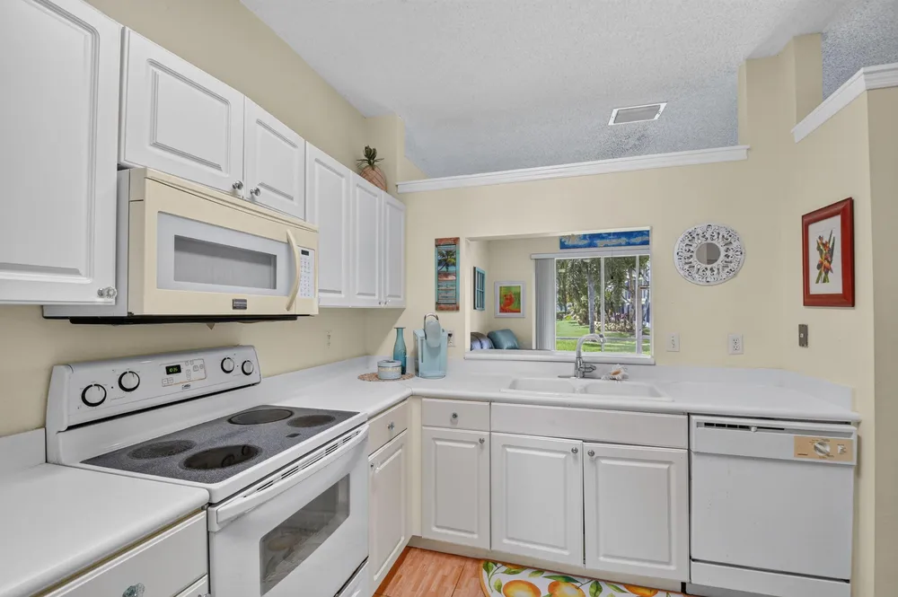 3162 Via Poinciana, Lake Worth, FL 33467
