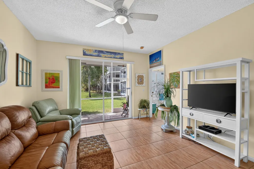 3162 Via Poinciana, Lake Worth, FL 33467