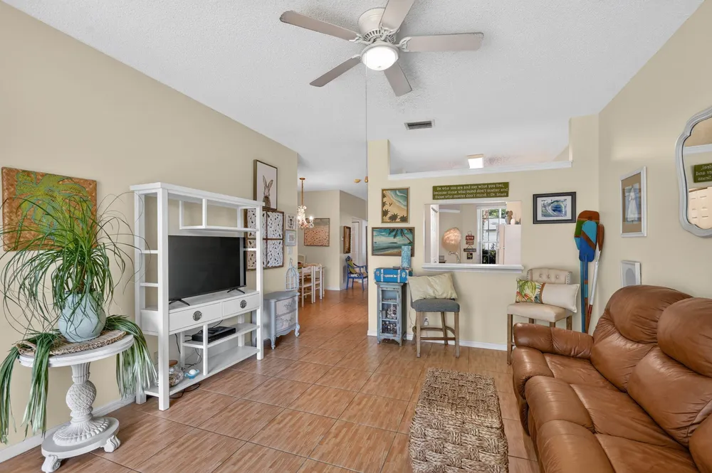 3162 Via Poinciana, Lake Worth, FL 33467