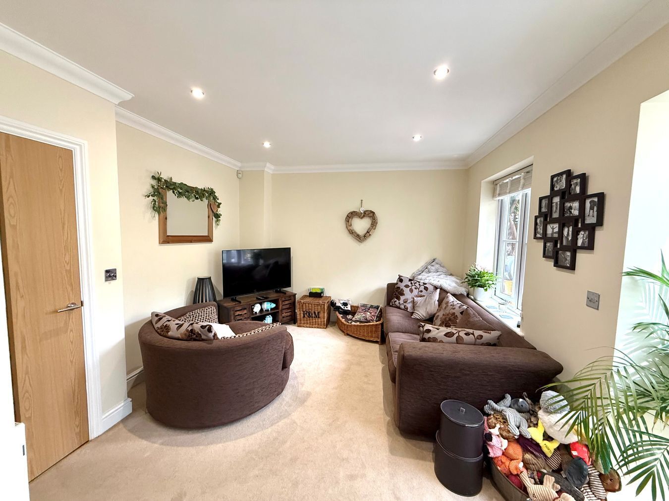 Abbey Place, Warfield, Bracknell, RG42 Image 3