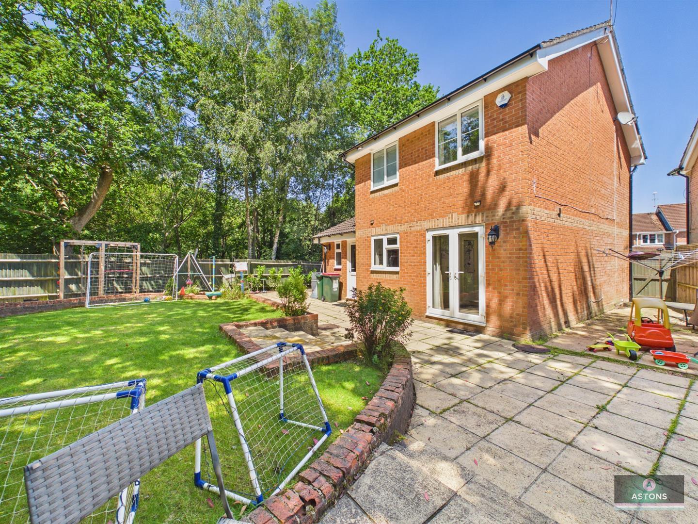 Matthews Drive, Maidenbower, Crawley Image 6