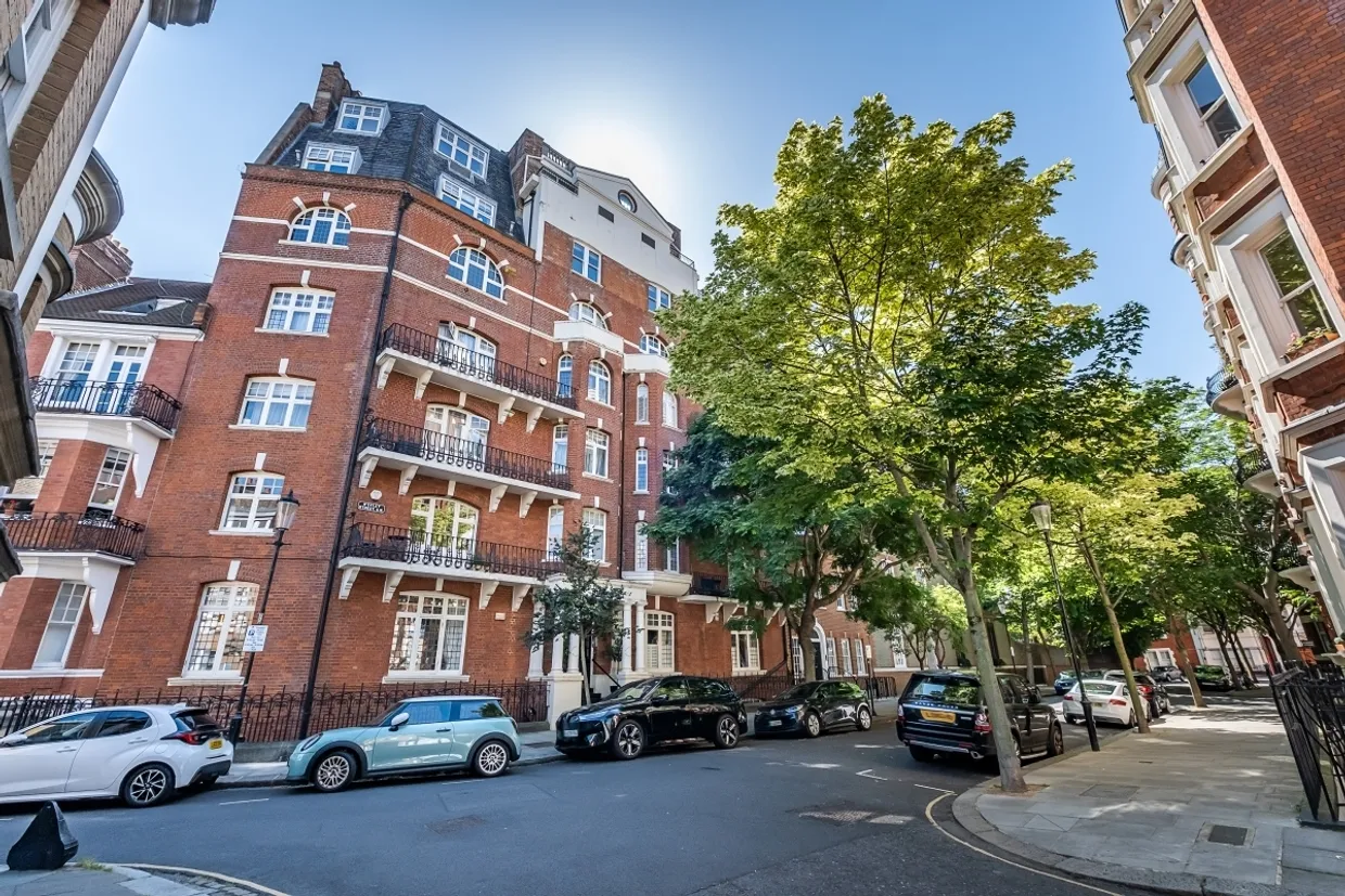 D'oyley Street London SW1X photo 8