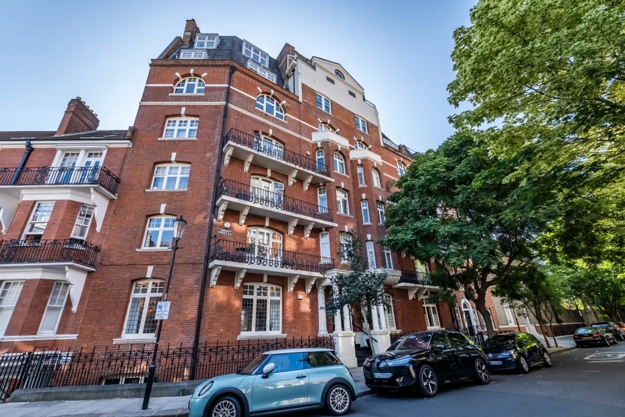 D'oyley Street London SW1X photo 16