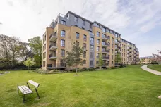 5 Pinewood Gardens Teddington TW11 photo 3