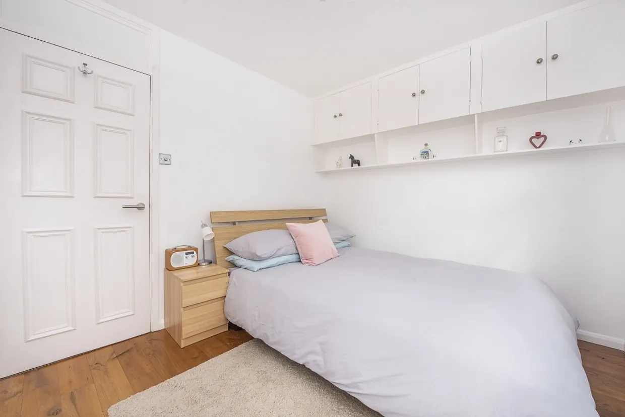 Park Crescent Twickenham TW2 photo 12