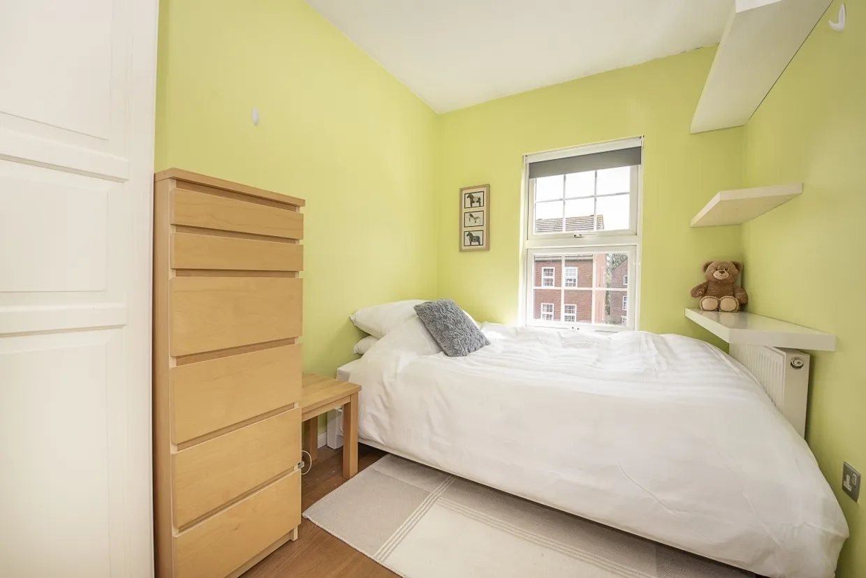 Park Crescent Twickenham TW2 photo 14