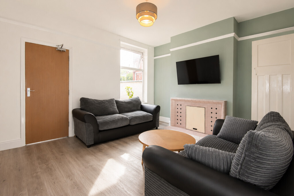 Room 4 of 4, Hollis Road, Coventry Image 1