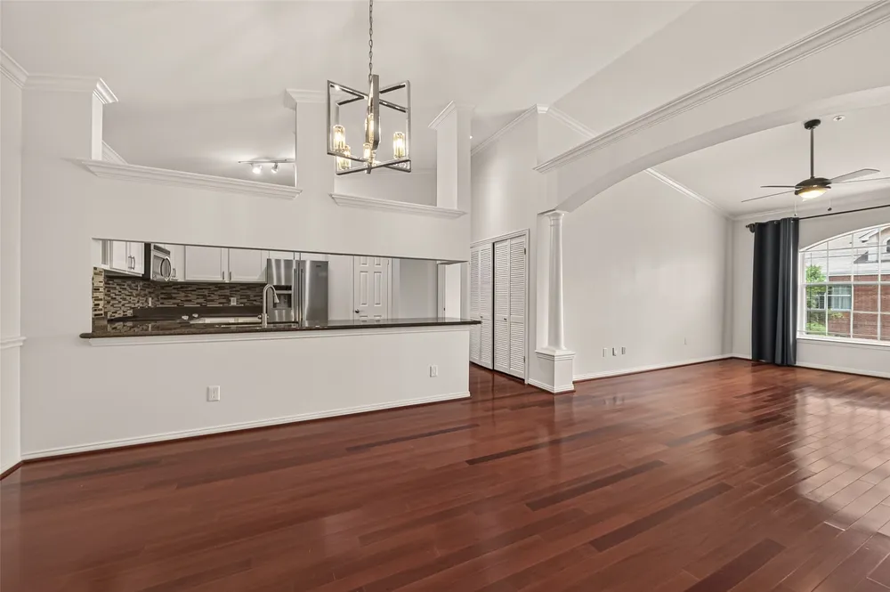 2111 Welch St, Houston, TX 77019