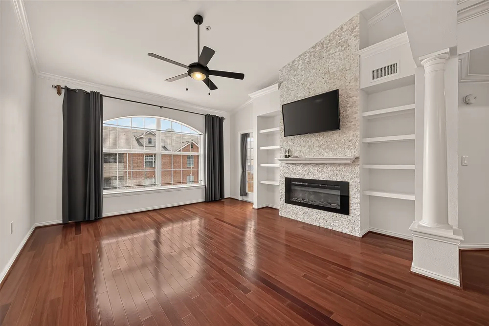 2111 Welch St, Houston, TX 77019