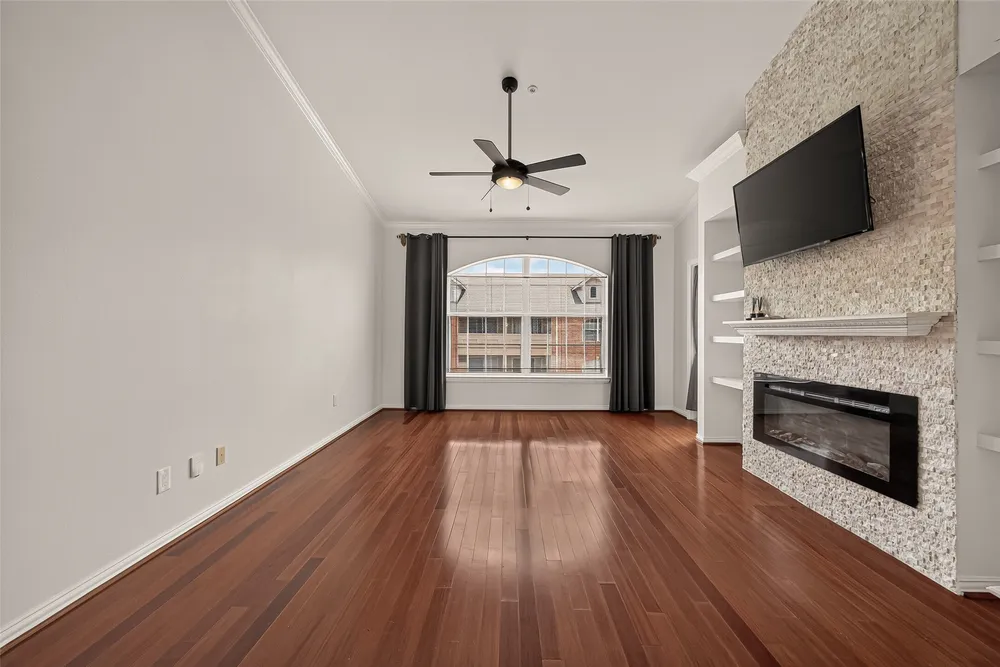 2111 Welch St, Houston, TX 77019