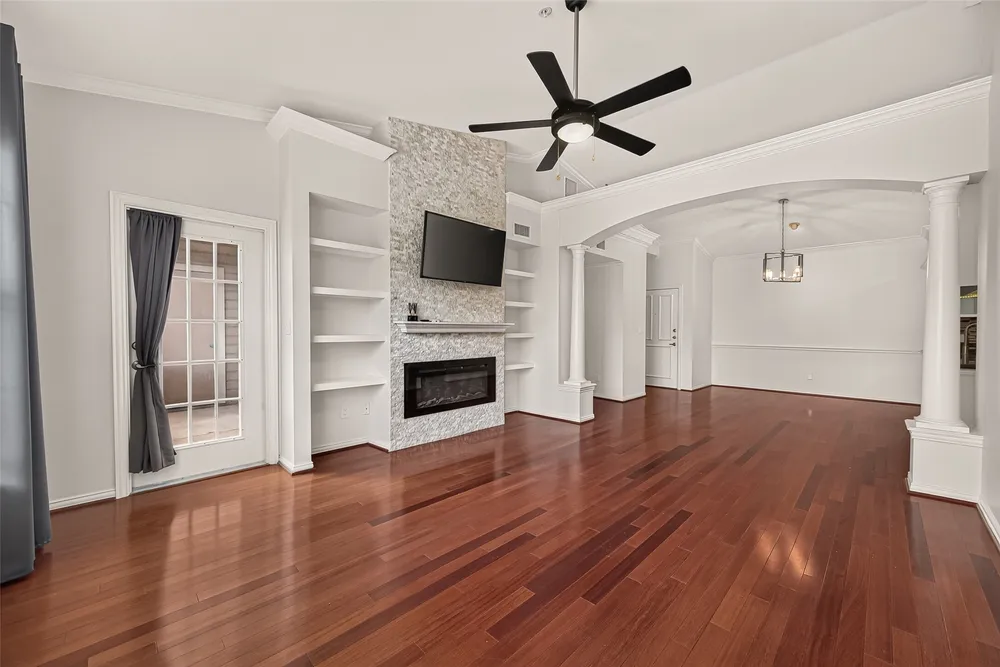 2111 Welch St, Houston, TX 77019