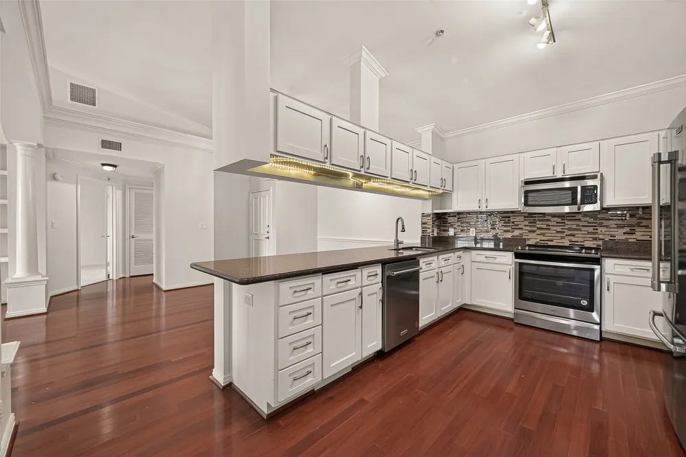2111 Welch St, Houston, TX 77019