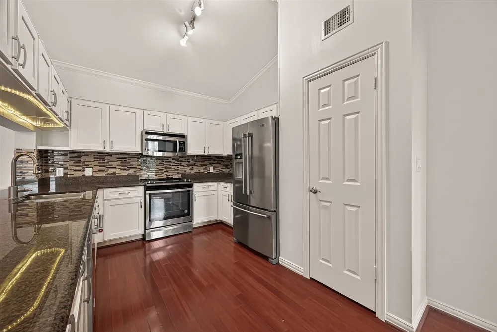 2111 Welch St, Houston, TX 77019