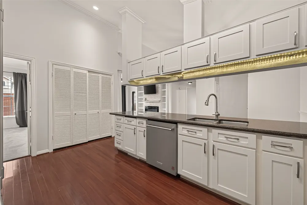 2111 Welch St, Houston, TX 77019