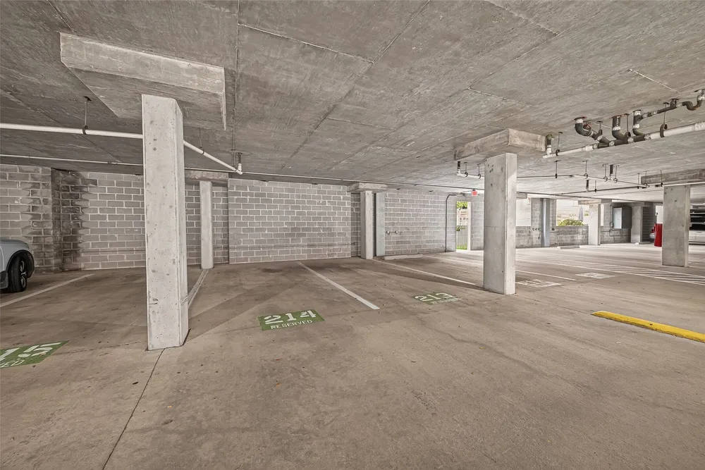 2111 Welch St, Houston, TX 77019