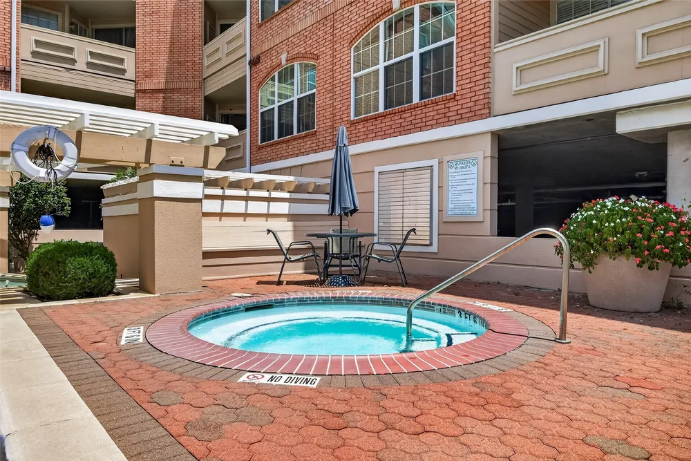 2111 Welch St, Houston, TX 77019