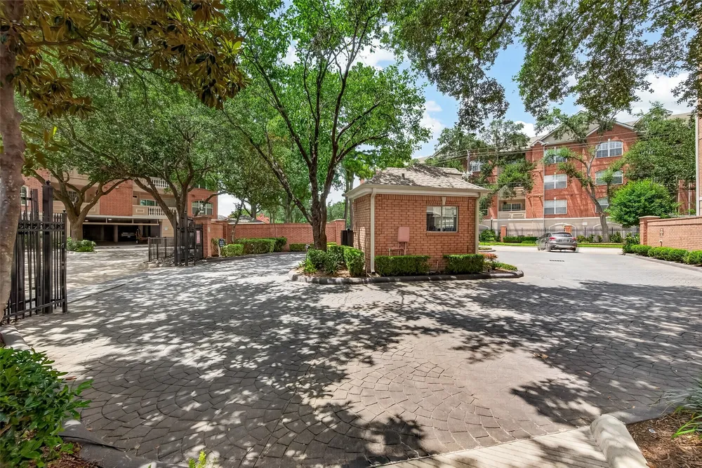 2111 Welch St, Houston, TX 77019