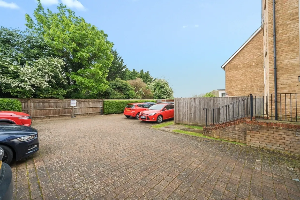 Kingfisher Drive Maidenhead SL6 photo 11