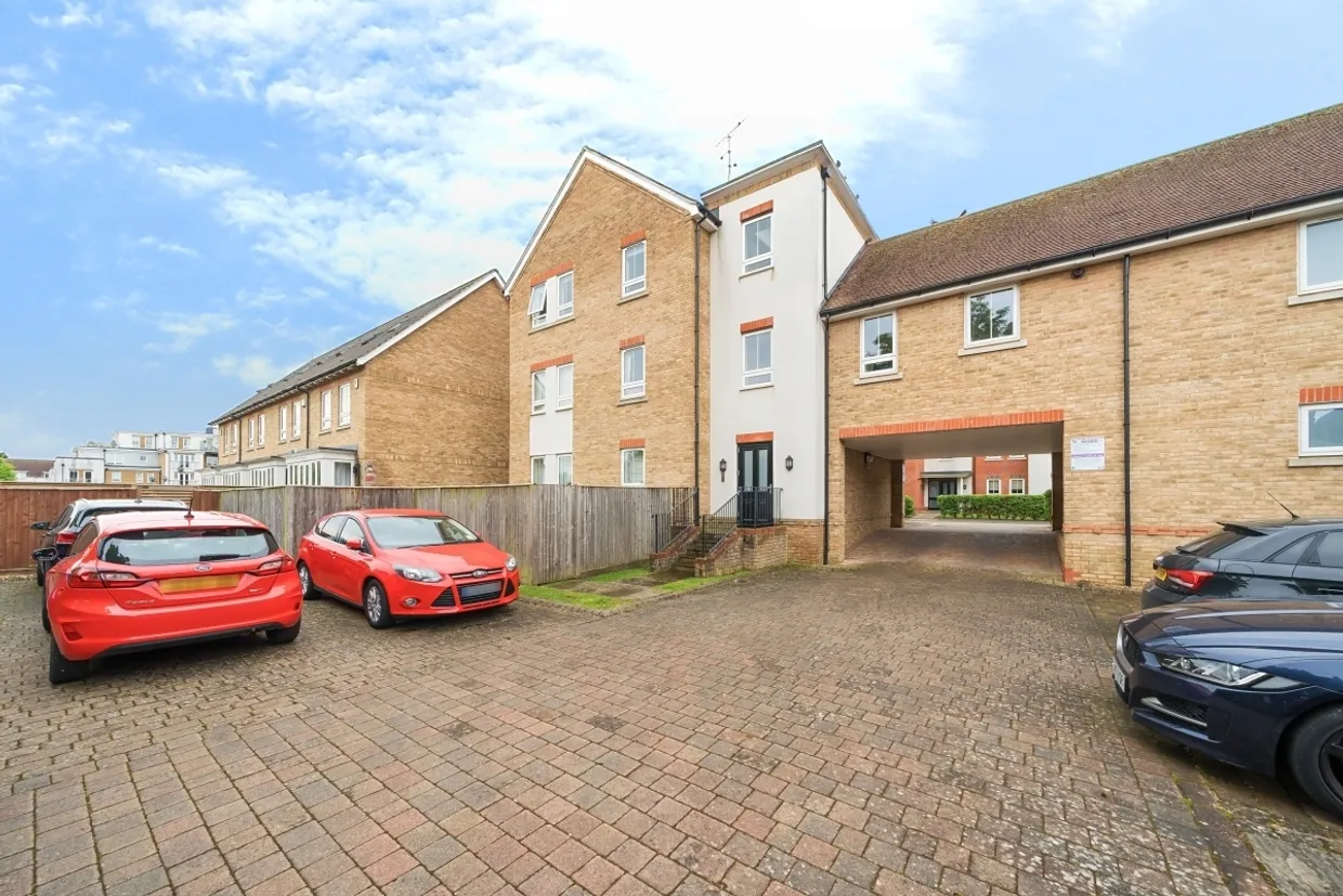 Kingfisher Drive Maidenhead SL6 photo 12