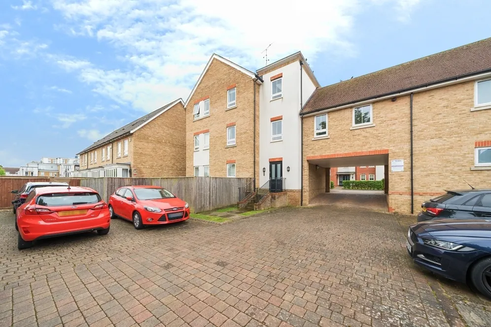 Kingfisher Drive Maidenhead SL6 photo 12