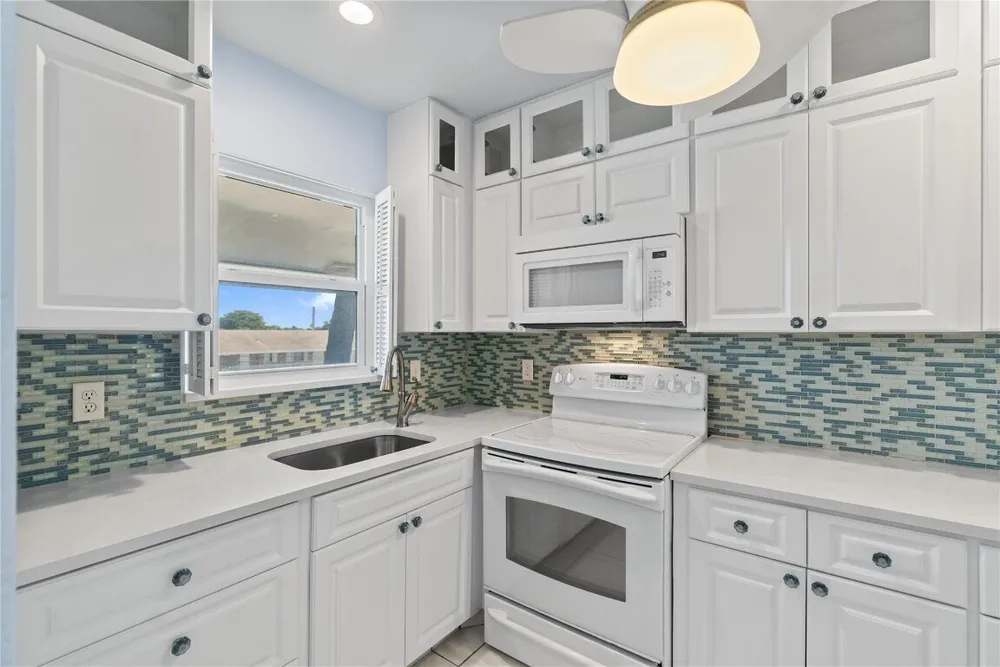 2050 NE 39th St, Lighthouse Point, FL 33064
