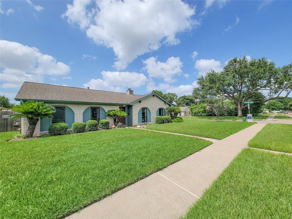 9202 Benning Dr, Houston, TX 77031