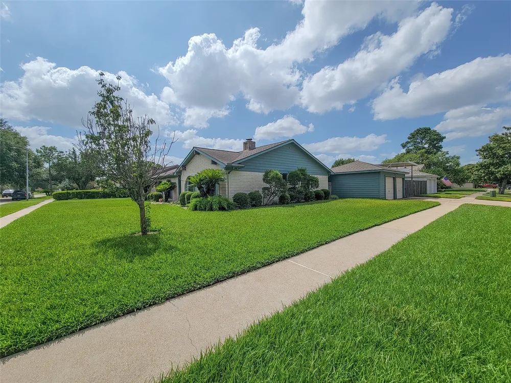 9202 Benning Dr, Houston, TX 77031