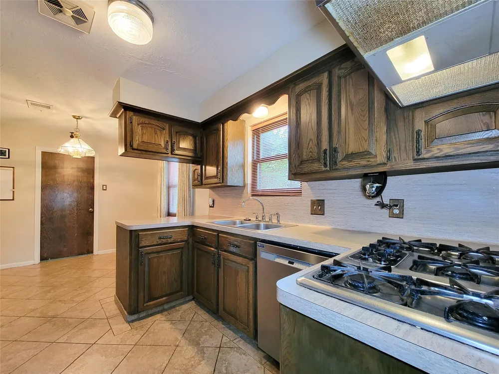 9202 Benning Dr, Houston, TX 77031
