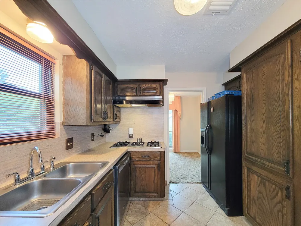 9202 Benning Dr, Houston, TX 77031