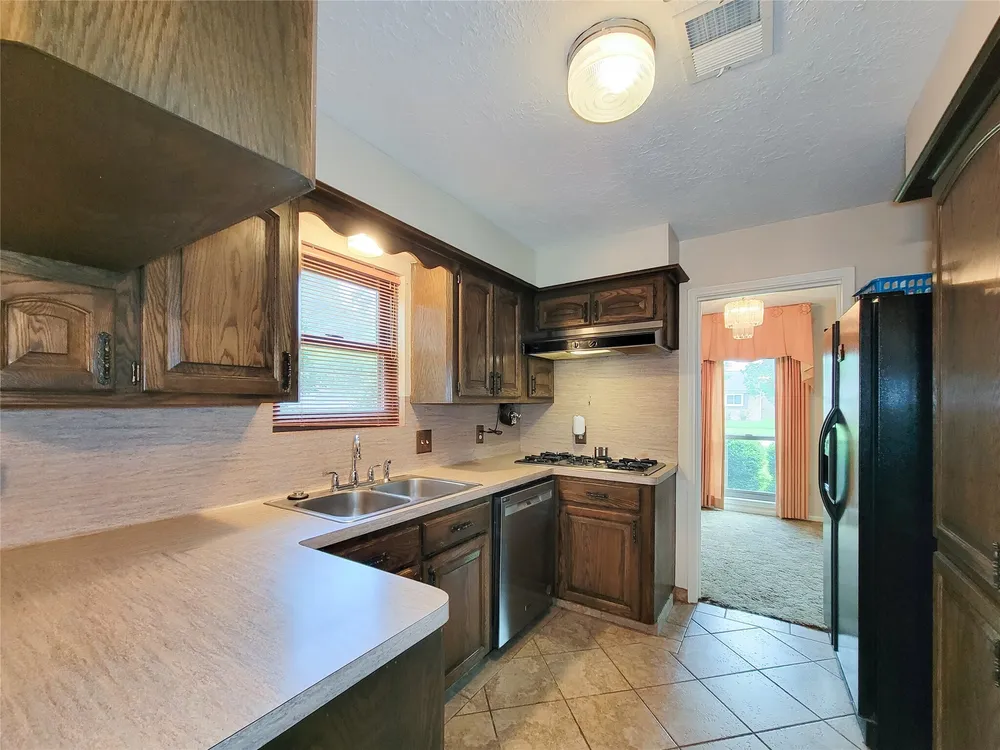 9202 Benning Dr, Houston, TX 77031