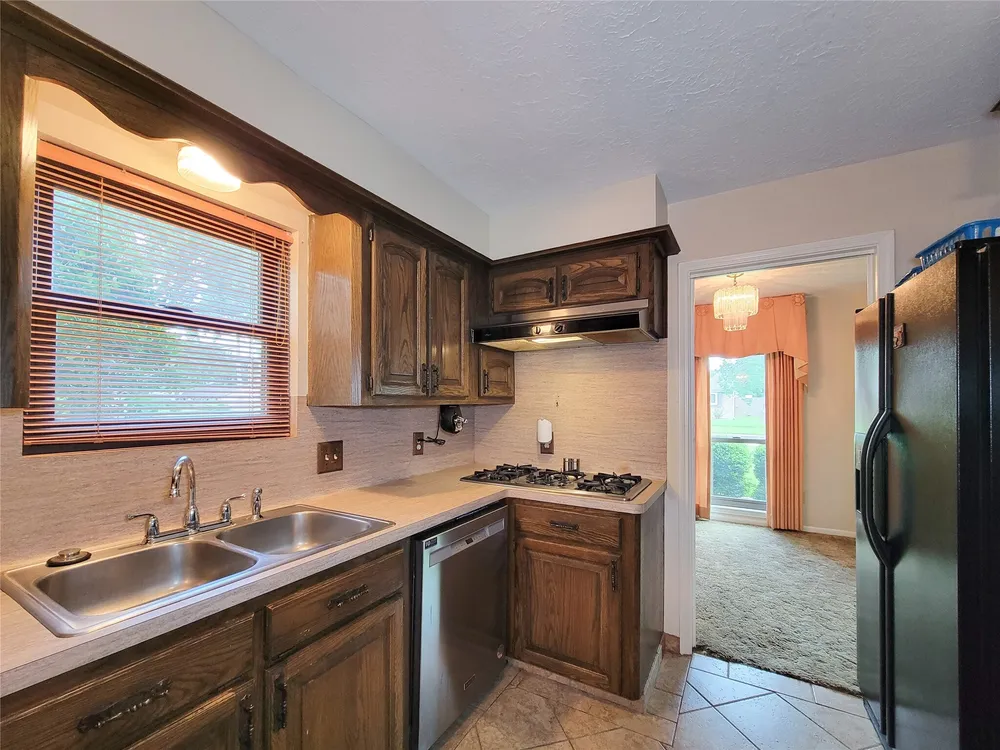 9202 Benning Dr, Houston, TX 77031