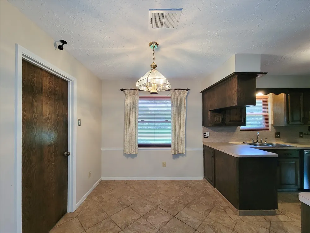 9202 Benning Dr, Houston, TX 77031
