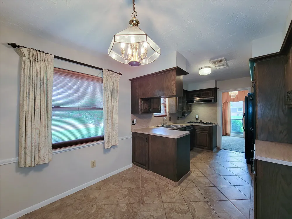9202 Benning Dr, Houston, TX 77031