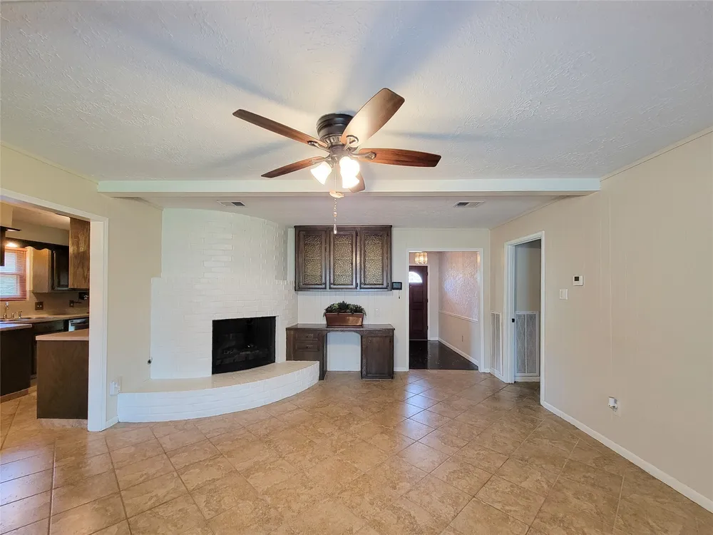 9202 Benning Dr, Houston, TX 77031