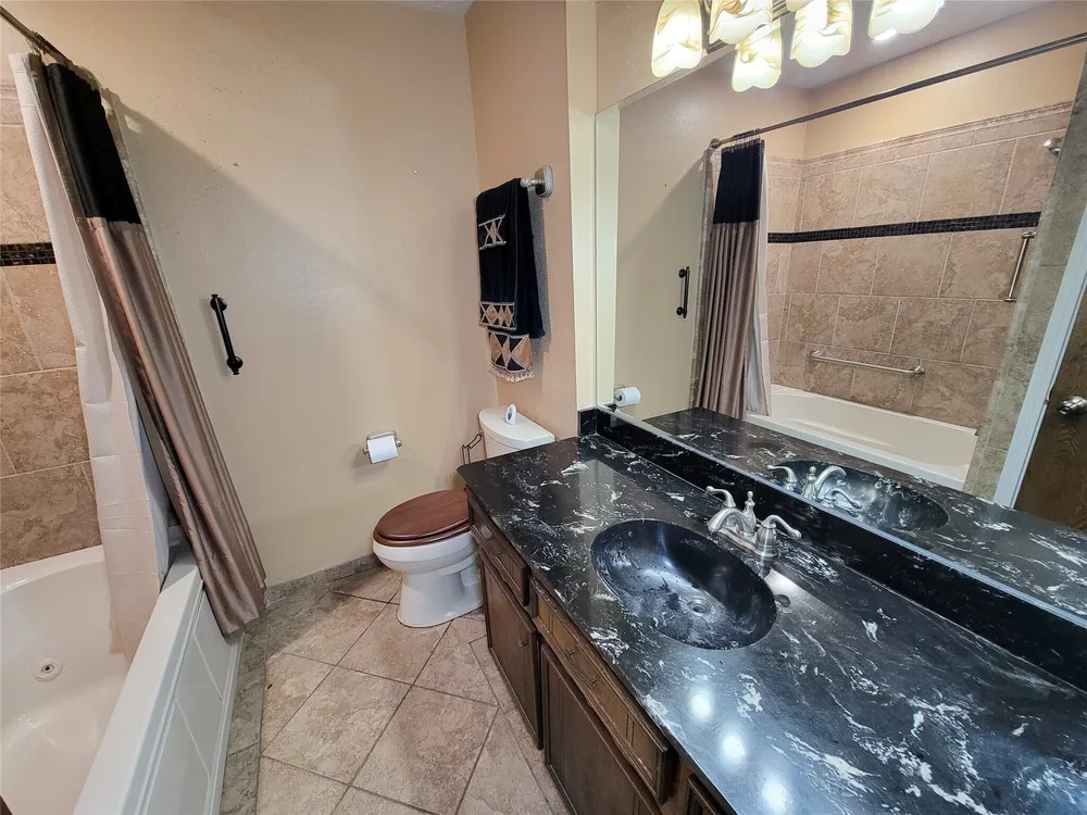 9202 Benning Dr, Houston, TX 77031