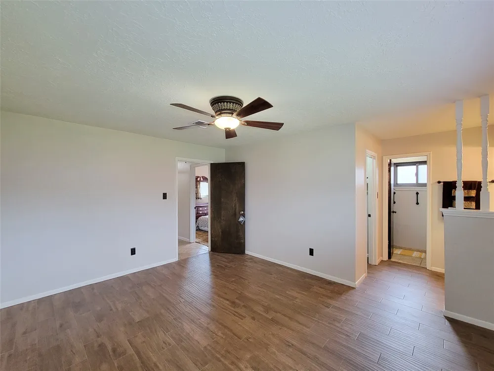 9202 Benning Dr, Houston, TX 77031