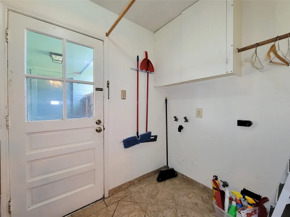 9202 Benning Dr, Houston, TX 77031