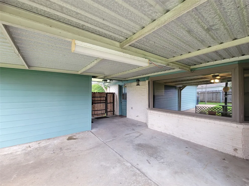 9202 Benning Dr, Houston, TX 77031